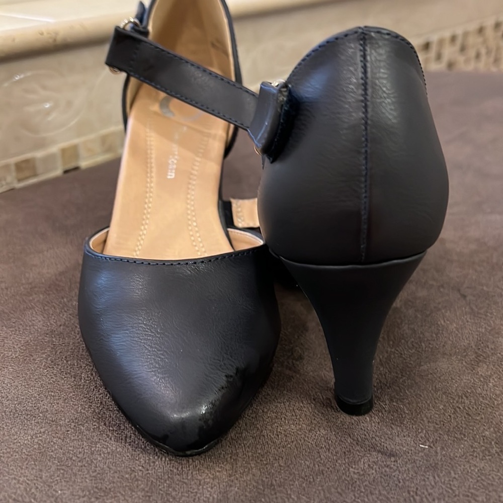 Navy heels
